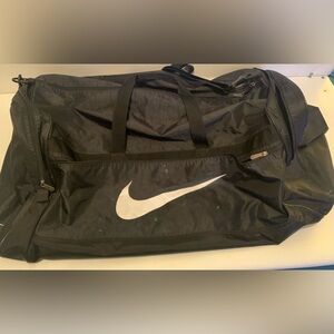 Nike Large Black Duffle Gym Bag RN 56323 28” Length Shoulder Strap Basketball